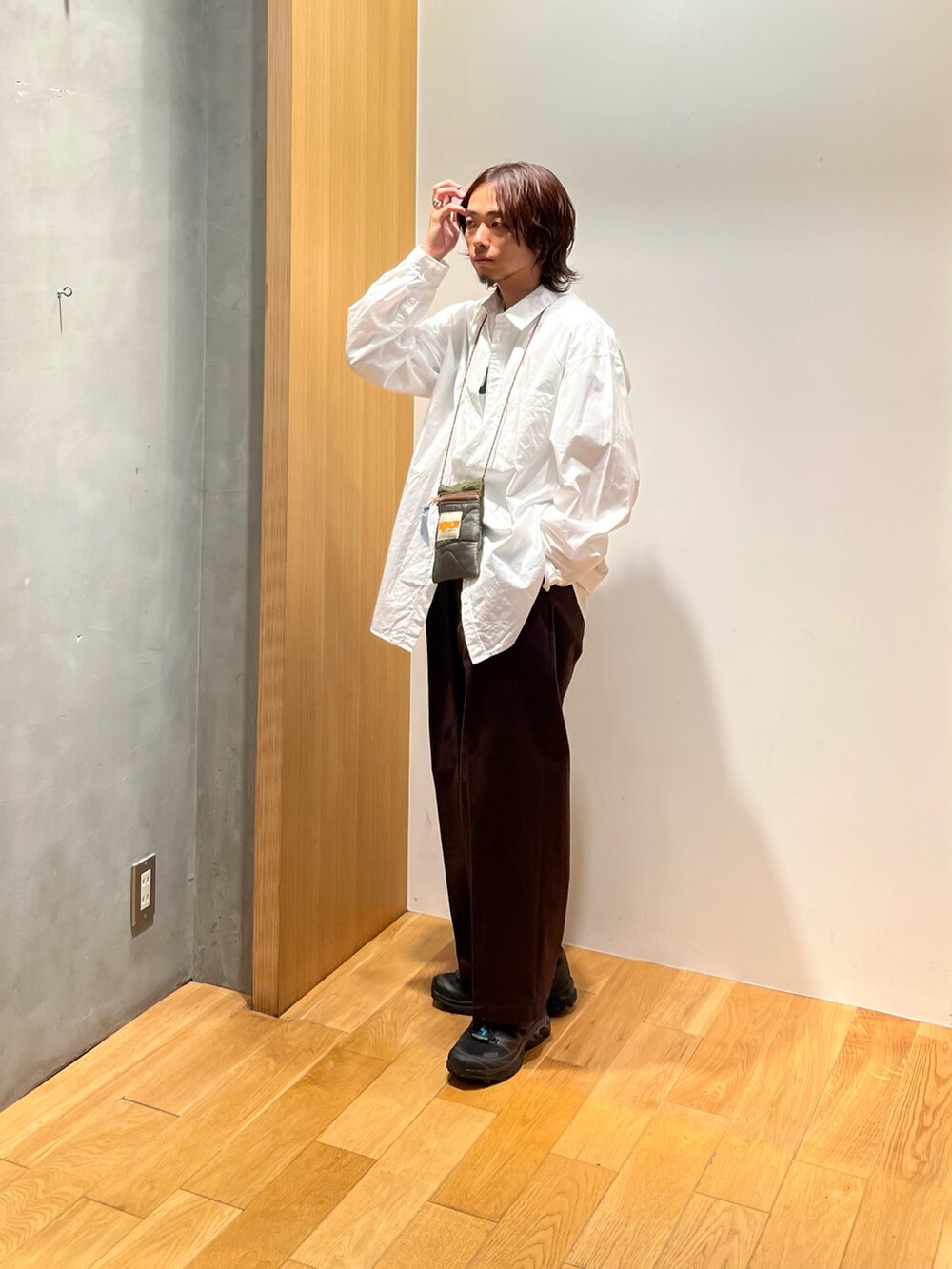 ホワイト系のシャツ/ブラウス、ブラウン系のその他パンツ、ブラック系のスニーカーを着用したメンズの夏コーディネートの3枚目の写真