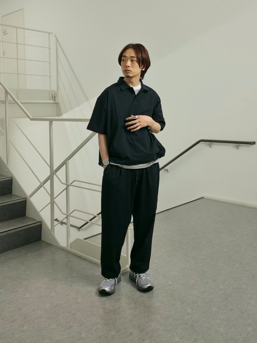 「大人カジュアル、休日スタイル、デートコーデ、ボーダー、スニーカー、お出かけコーデ、スラックス、アウトドアスタイル、モノトーン、スポーツミックス、セットアップ、春夏コーデ、シンプルコーデ、きれいめカジュアル、ポロシャツ」|「URBAN RESEARCHのSHADE TECH ポロシャツ(ポロシャツ、ブルー系)」を使った、UR_SkmK.さん(メンズ・167cm)の春コーディネートの4枚目の写真