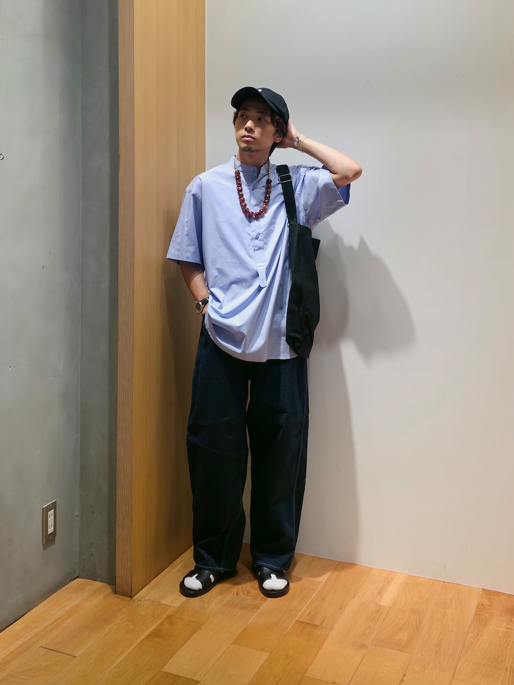ブルー系のシャツ/ブラウス、ブラック系のショルダーバッグ、ブラック系のキャップを着用したメンズの夏コーディネートの3枚目の写真