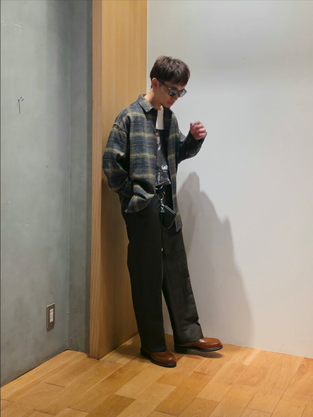 ブラウン系のシャツ/ブラウス、ホワイト系のTシャツ/カットソー、ブラウン系のその他パンツを着用したメンズの秋コーディネートの2枚目の写真