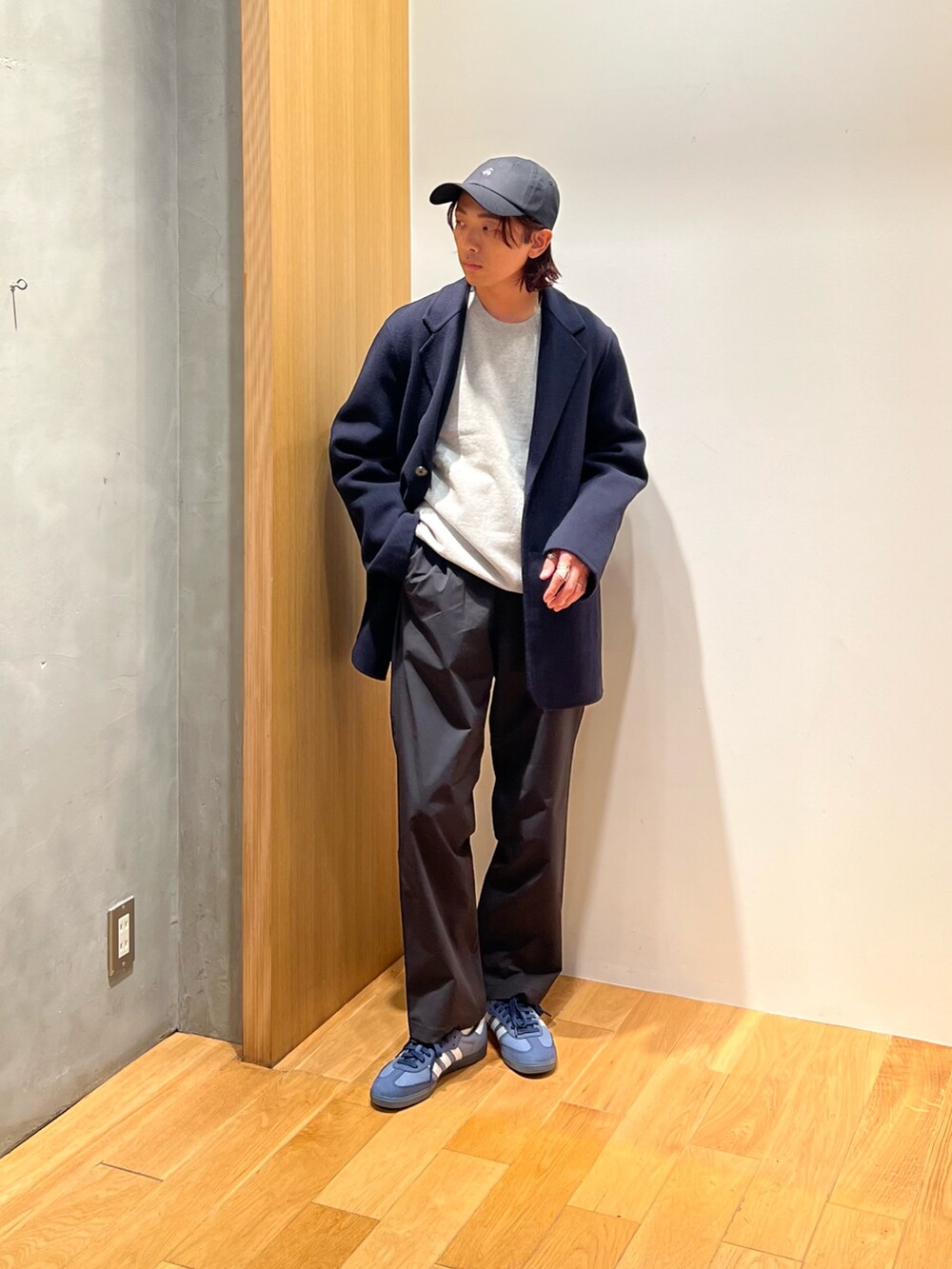 ブルー系のその他アウター、グレー系のスウェット、ブルー系のその他パンツを着用したメンズの秋コーディネートの2枚目の写真
