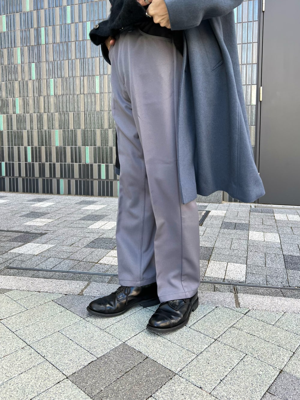 ブルー系のチェスターコート、ブラック系のカーディガン/ボレロ、グリーン系のシャツ/ブラウスを着用したメンズの冬コーディネートの4枚目の写真