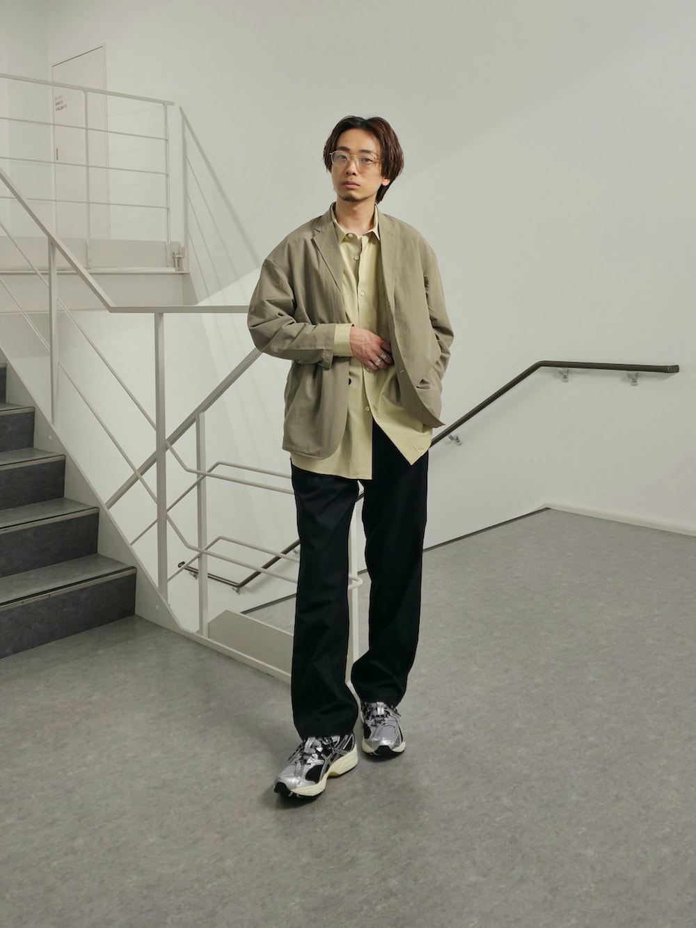 「シャツスタイル、モノトーン、メガネ男子、セットアップ、テーラードジャケット、スニーカー、スポーツミックス、淡色コーデ、大人カジュアル、きれいめカジュアル、レイヤードスタイル、ワイドパンツ、春色、春コーデ、休日スタイル」|「NEW BALANCEのNEW BALANCE MET24 Oversize Single Jacket(その他アウター、グレー系)」を使った、UR_SkmK.さん(メンズ・167cm)の春コーディネートの3枚目の写真