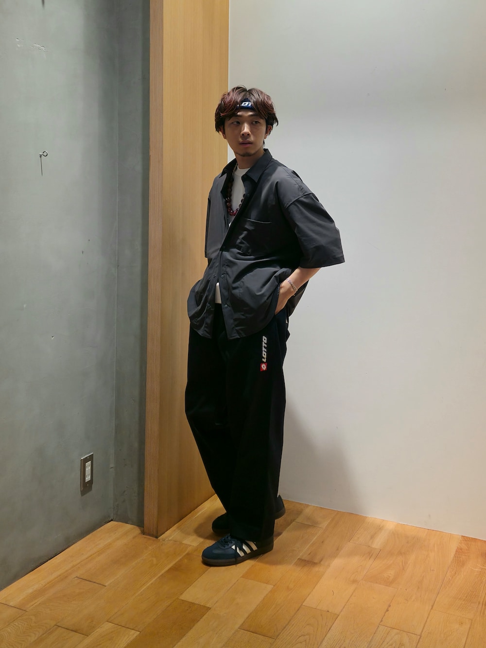 グリーン系のシャツ/ブラウス、ホワイト系のTシャツ/カットソー、ブルー系のその他パンツを着用したメンズの夏コーディネートの2枚目の写真