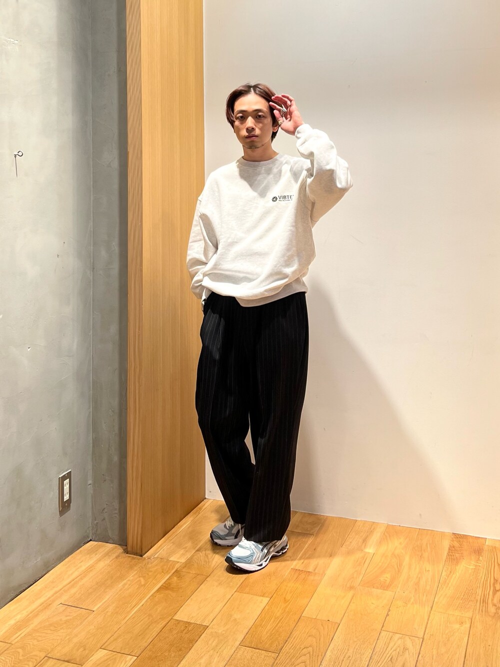 ブルー系のナイロンジャケット、グレー系のスウェット、その他のその他パンツを着用したメンズの冬コーディネートの5枚目の写真