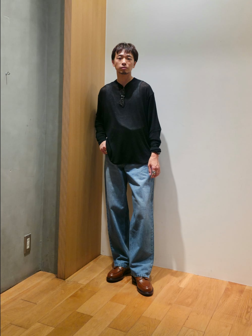 ブラウン系のその他アウター、ブラック系のTシャツ/カットソー、ブルー系のデニムパンツを着用したメンズの秋コーディネートの4枚目の写真