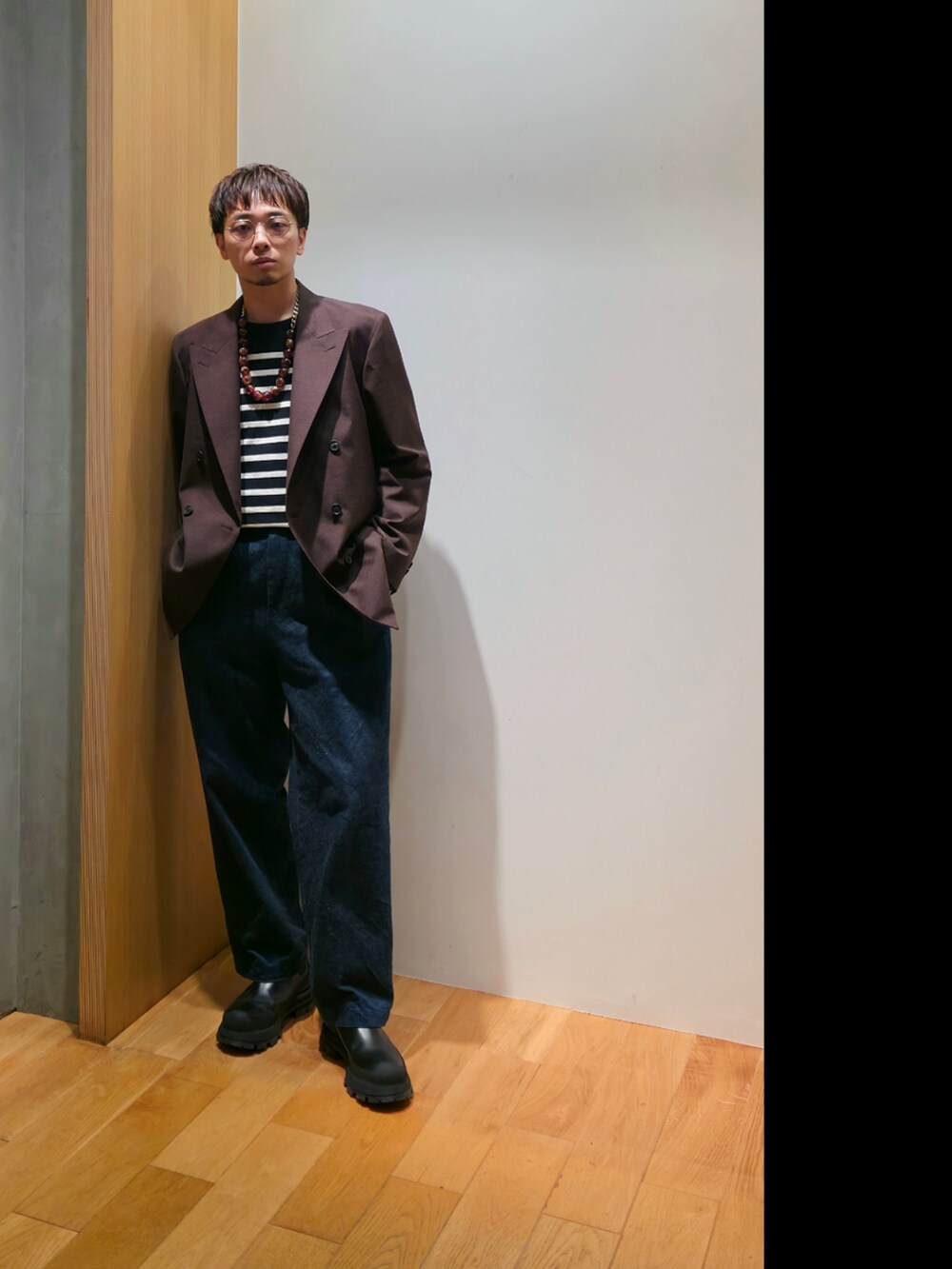 ブラウン系のその他アウター、ブラック系のTシャツ/カットソー、その他のその他を着用したメンズの秋コーディネートの4枚目の写真