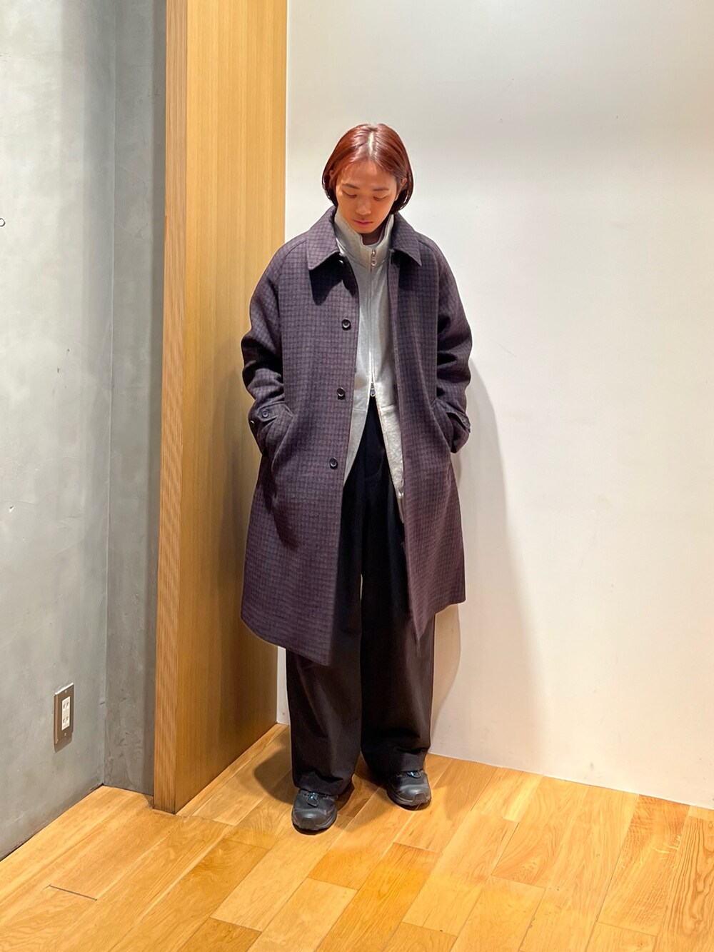 「フリース、冬アウター、最近のいい感じコーデ、スニーカー、モード、お出かけコーデ、スラックス、モノトーン、テーマパークコーデ、クリスマスに着たい服、チェック、マイベストコーデ2024、冬コーデ、休日スタイル、スウェット」｜「URBAN RESEARCHのバルカラーコート（ステンカラーコート、その他）」を使った、UR_SkmK.さん（メンズ・167cm）の冬コーディネートの2枚目の写真
