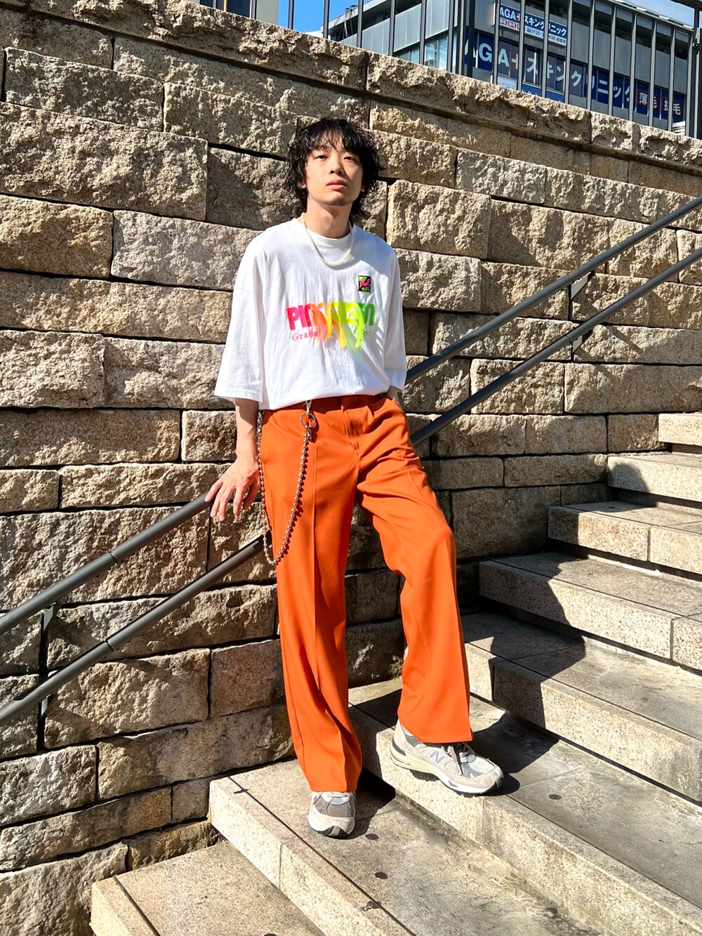 「春夏コーデ、夏コーデ、夏だ!Tシャツ着よう!、休日スタイル、ゆるコーデ、ストリート、ビッグシルエット、白Tシャツ、ロゴT、プリントT、タックイン、カラーパンツ、カラー×コーデ、スニーカーコーデ、ビタミンカラー」|UR_SkmK.さん(メンズ・167cm)の春コーディネートの2枚目の写真