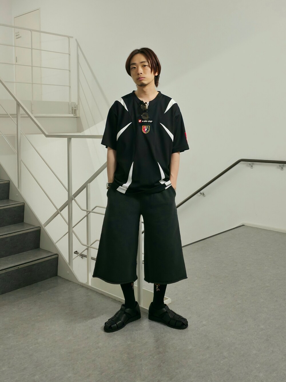 「セットアップ、大人カジュアル、最近のいい感じコーデ、モノトーン、フレアパンツ、メガネ男子、スポーツミックス、春夏コーデ、淡色コーデ、シンプルコーデ、レイヤードスタイル、きれいめカジュアル、休日スタイル、サングラス、ワイドパンツ」|「URBAN RESEARCHのGGG Double Tailored Jacket(その他アウター、ベージュ系)」を使った、UR_SkmK.さん(メンズ・167cm)の春コーディネートの3枚目の写真