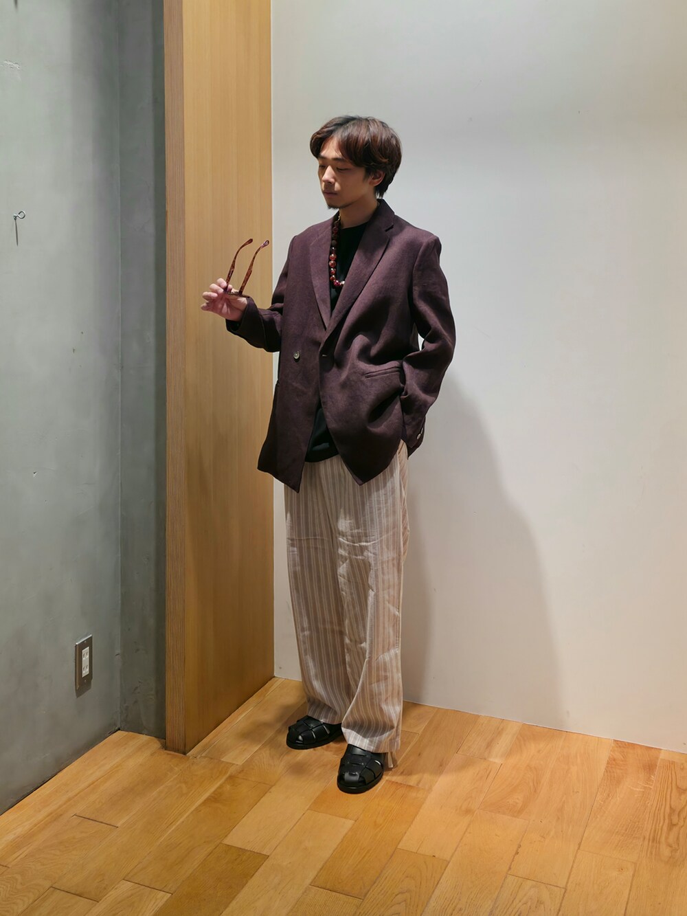 ブラウン系のその他アウター、ブラック系のTシャツ/カットソー、ブラウン系のその他パンツを着用したメンズの夏コーディネートの2枚目の写真