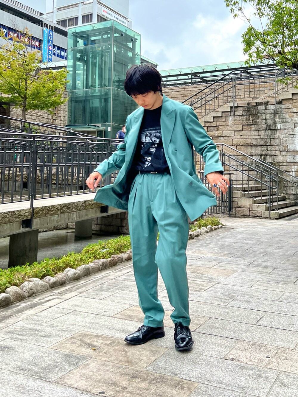 グリーン系のその他アウター、ブラック系のTシャツ/カットソー、グリーン系のその他パンツを着用したメンズの夏コーディネートの2枚目の写真