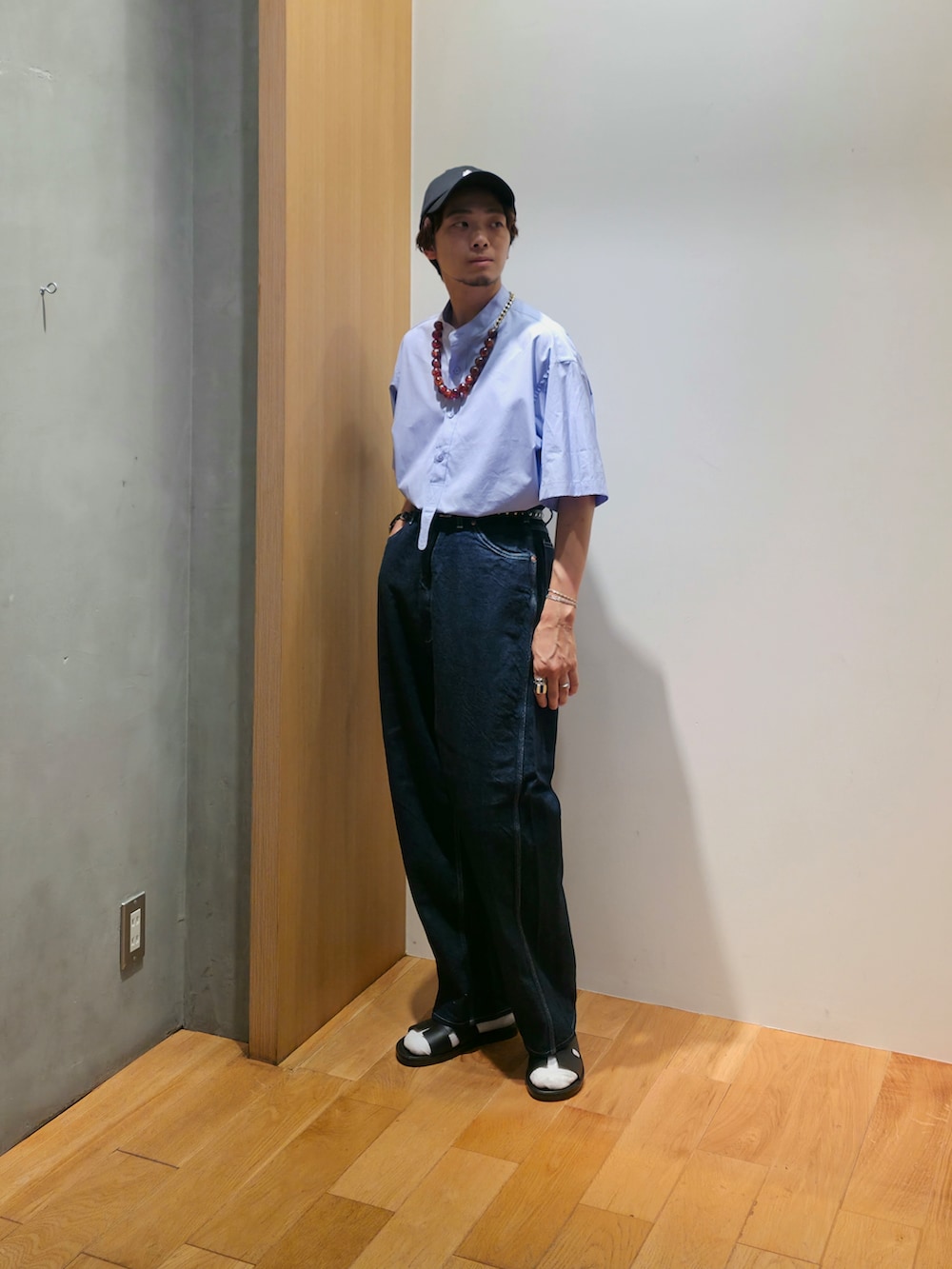ブルー系のシャツ/ブラウス、ブラック系のショルダーバッグ、ブラック系のキャップを着用したメンズの夏コーディネートの5枚目の写真