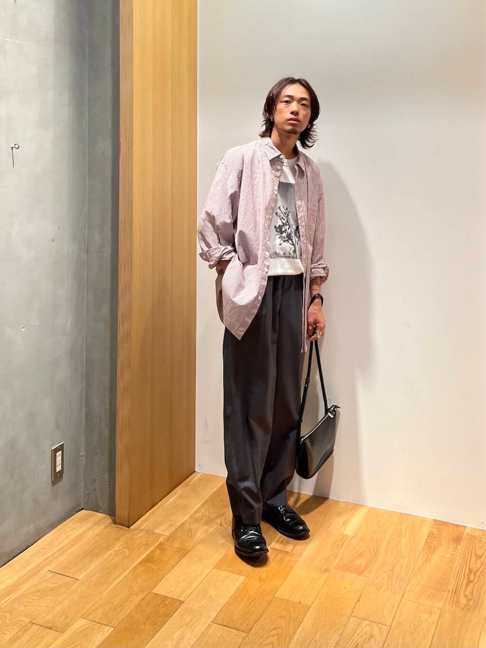 グレー系のその他パンツ、その他のシャツ/ブラウス、ブラック系のショルダーバッグを着用したメンズの夏コーディネートの2枚目の写真