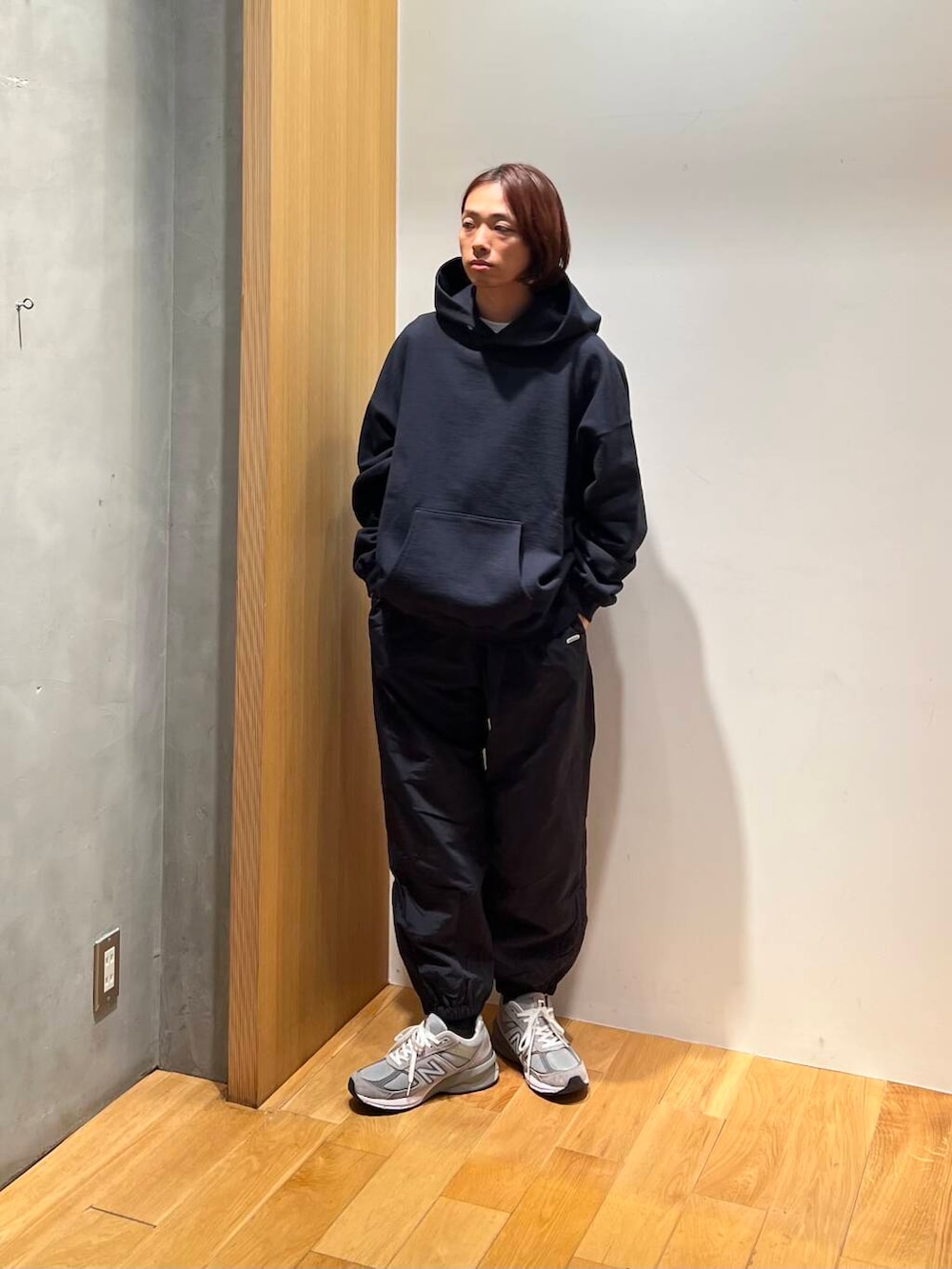 ブラック系のダウンジャケット/コート、ブルー系のパーカー、ブラック系のその他パンツを着用したメンズの冬コーディネートの3枚目の写真