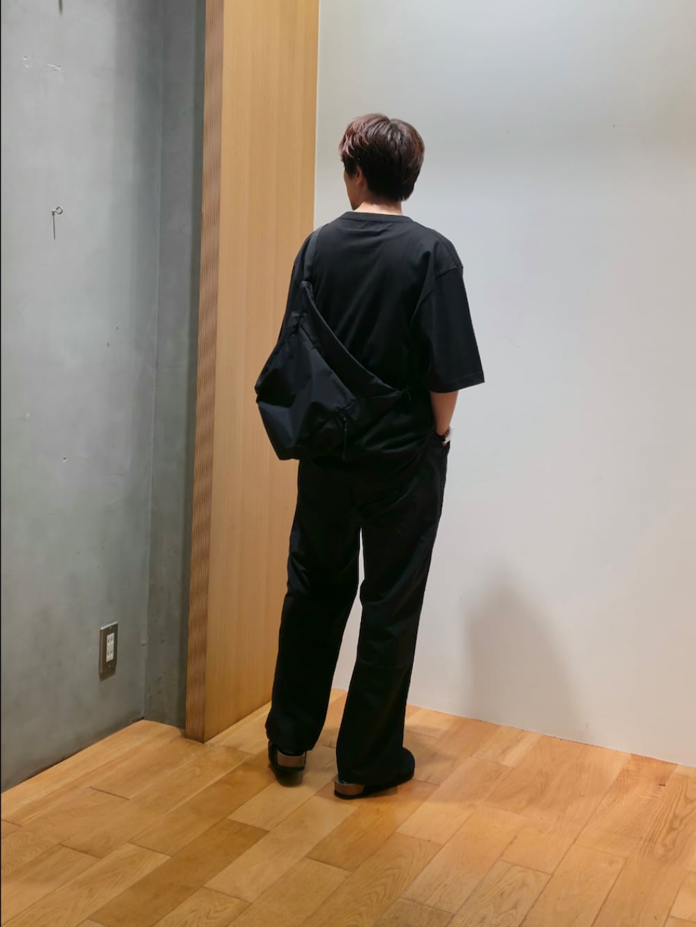 ブラック系のTシャツ/カットソー、ブラック系のその他パンツ、ブラック系のサンダルを着用したメンズの夏コーディネートの3枚目の写真