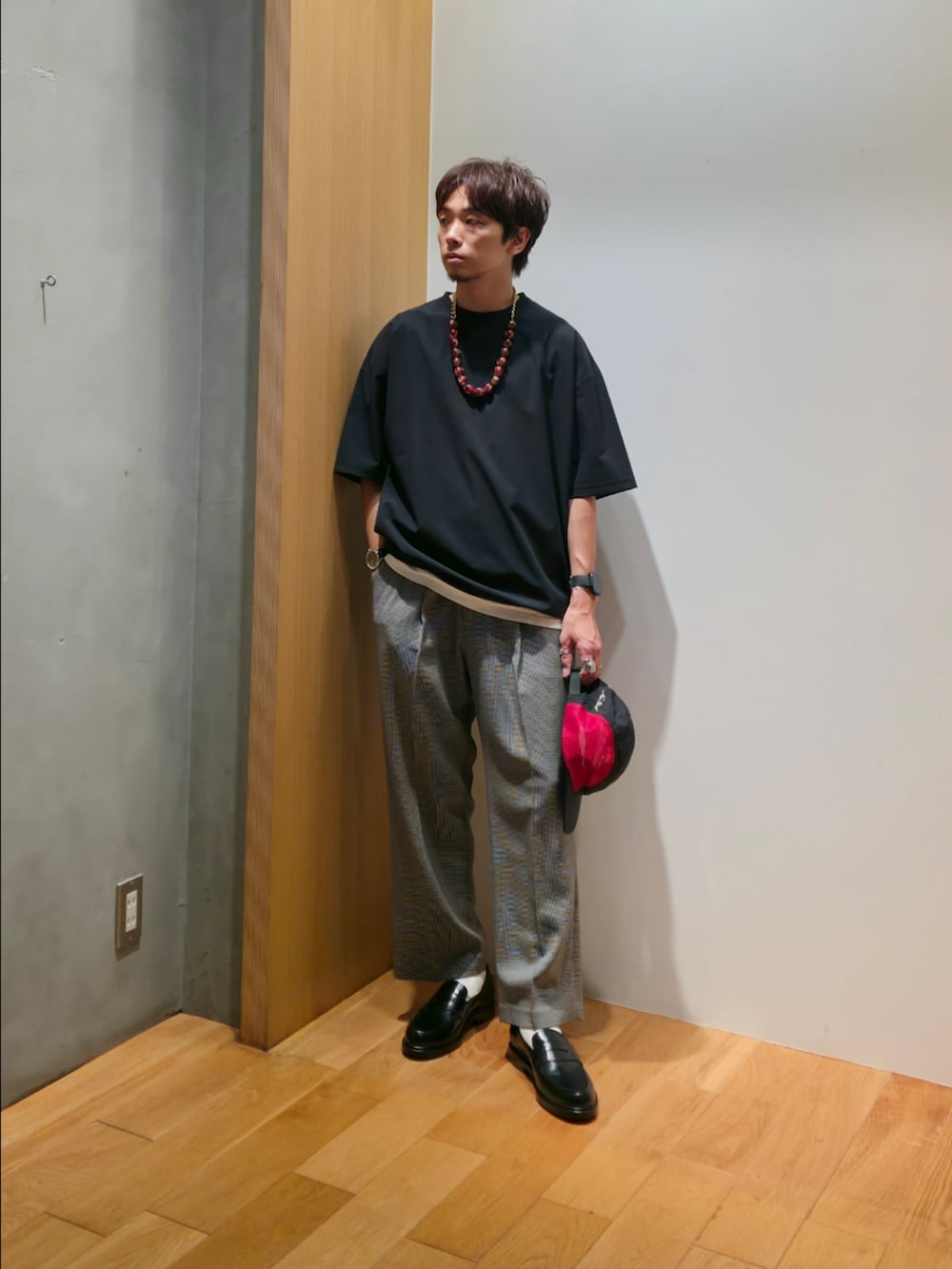ブラック系のTシャツ/カットソー、ホワイト系のタンクトップ、その他のその他パンツを着用したメンズの夏コーディネートの3枚目の写真