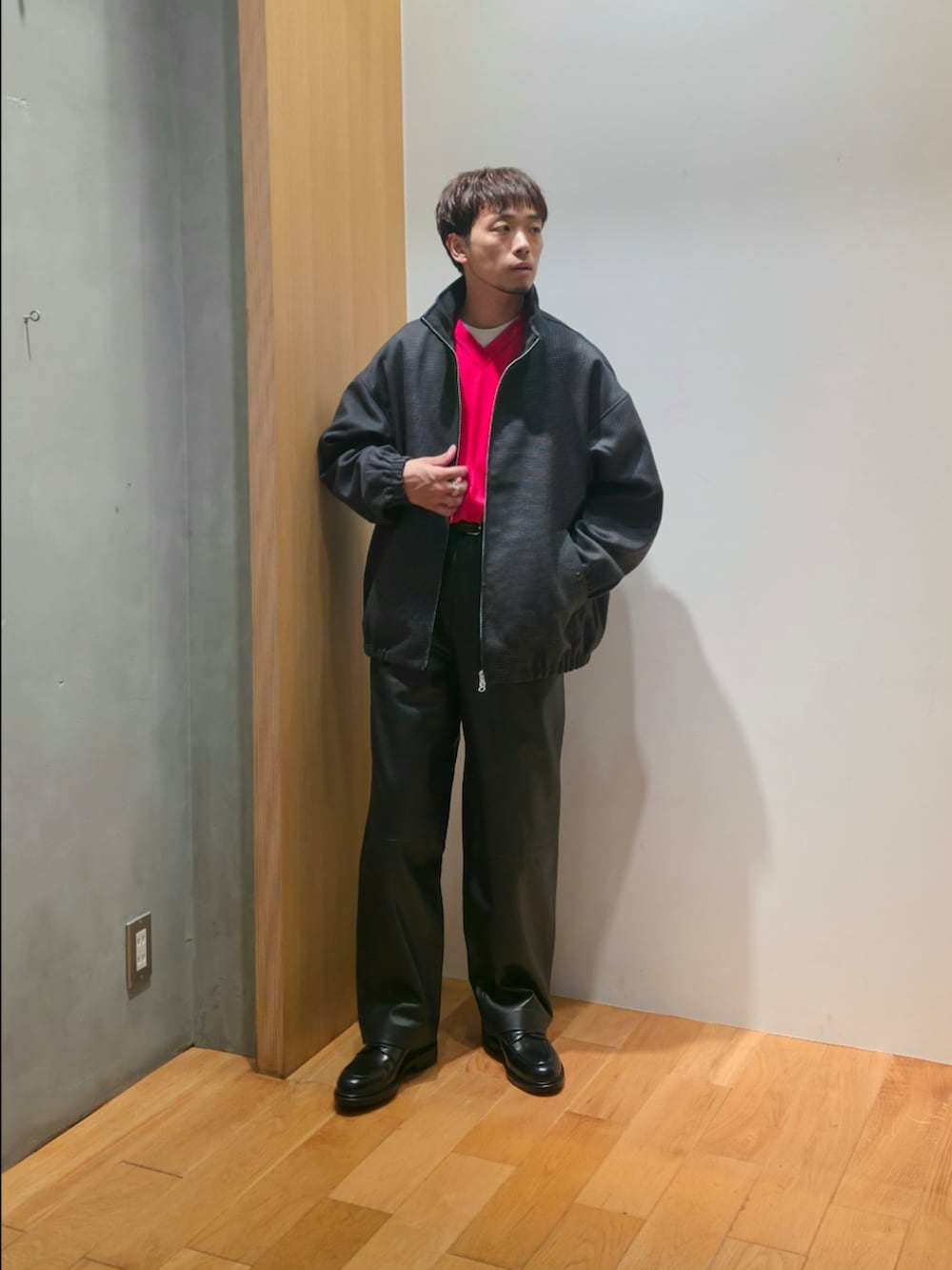 ブルー系のブルゾン、レッド系のニット/セーター、ブラック系のその他パンツを着用したメンズの秋コーディネートの3枚目の写真