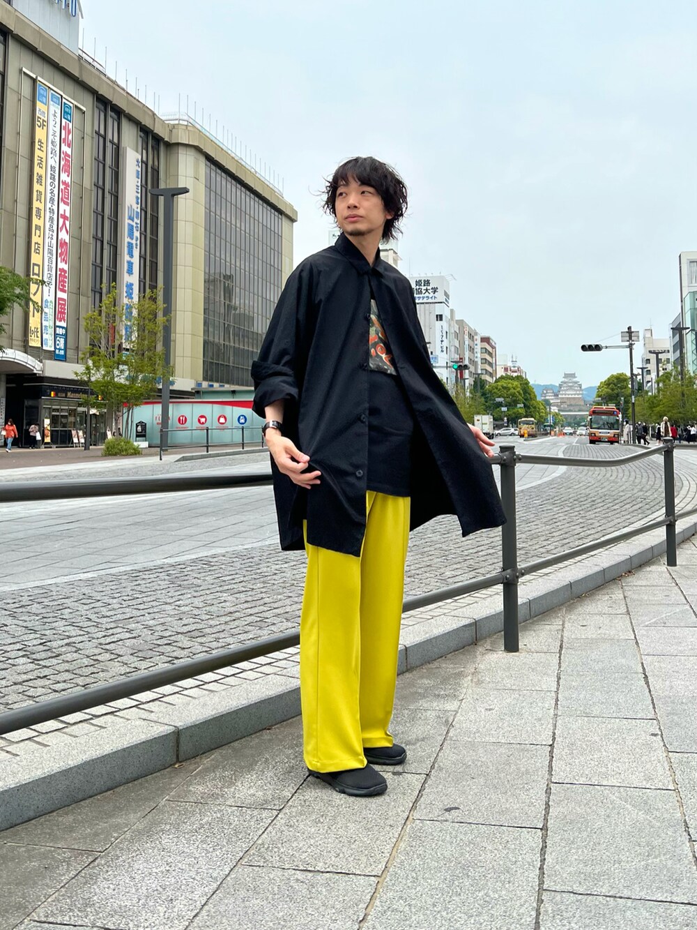 ブラック系のシャツ/ブラウス、ブラック系のTシャツ/カットソー、グリーン系のその他パンツを着用したメンズの春コーディネートの2枚目の写真