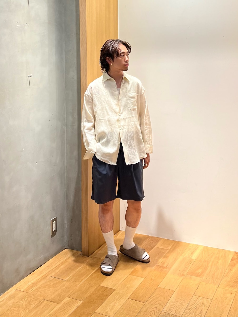 ホワイト系のシャツ/ブラウス、ホワイト系のタンクトップ、グリーン系のその他パンツを着用したメンズの夏コーディネートの2枚目の写真