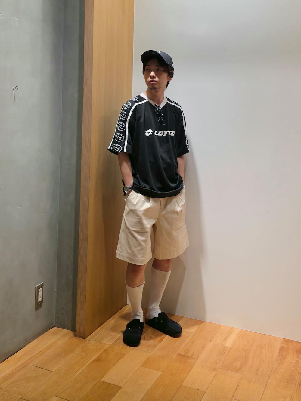 ブラック系のその他アウター、ブラック系のTシャツ/カットソー、ホワイト系のその他パンツを着用したメンズの夏コーディネートの4枚目の写真