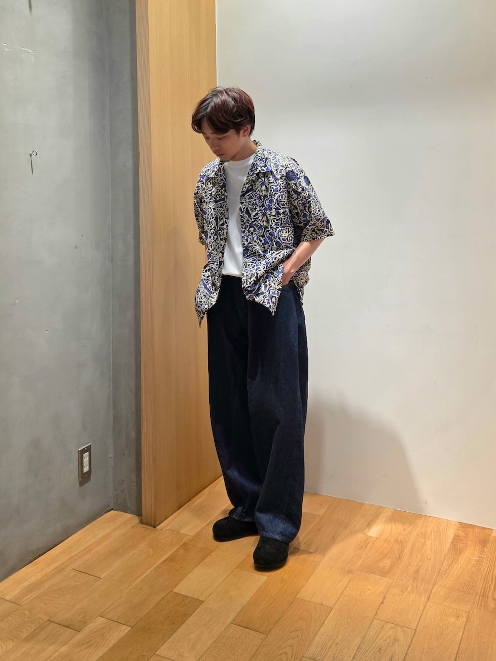 「柄シャツ、レイヤードスタイル、サンダル、白Tシャツ、モノトーン、デートコーデ、ストライプシャツ、淡色コーデ、きれいめカジュアル、デニム、Tシャツ、夏コーデ、シャツスタイル、シンプルコーデ、半袖シャツ」|「URBAN RESEARCHのLONGCHAMP PRINT SHIRTS(シャツ/ブラウス、ブルー系)」を使った、UR_SkmK.さん(メンズ・167cm)の夏コーディネートの2枚目の写真