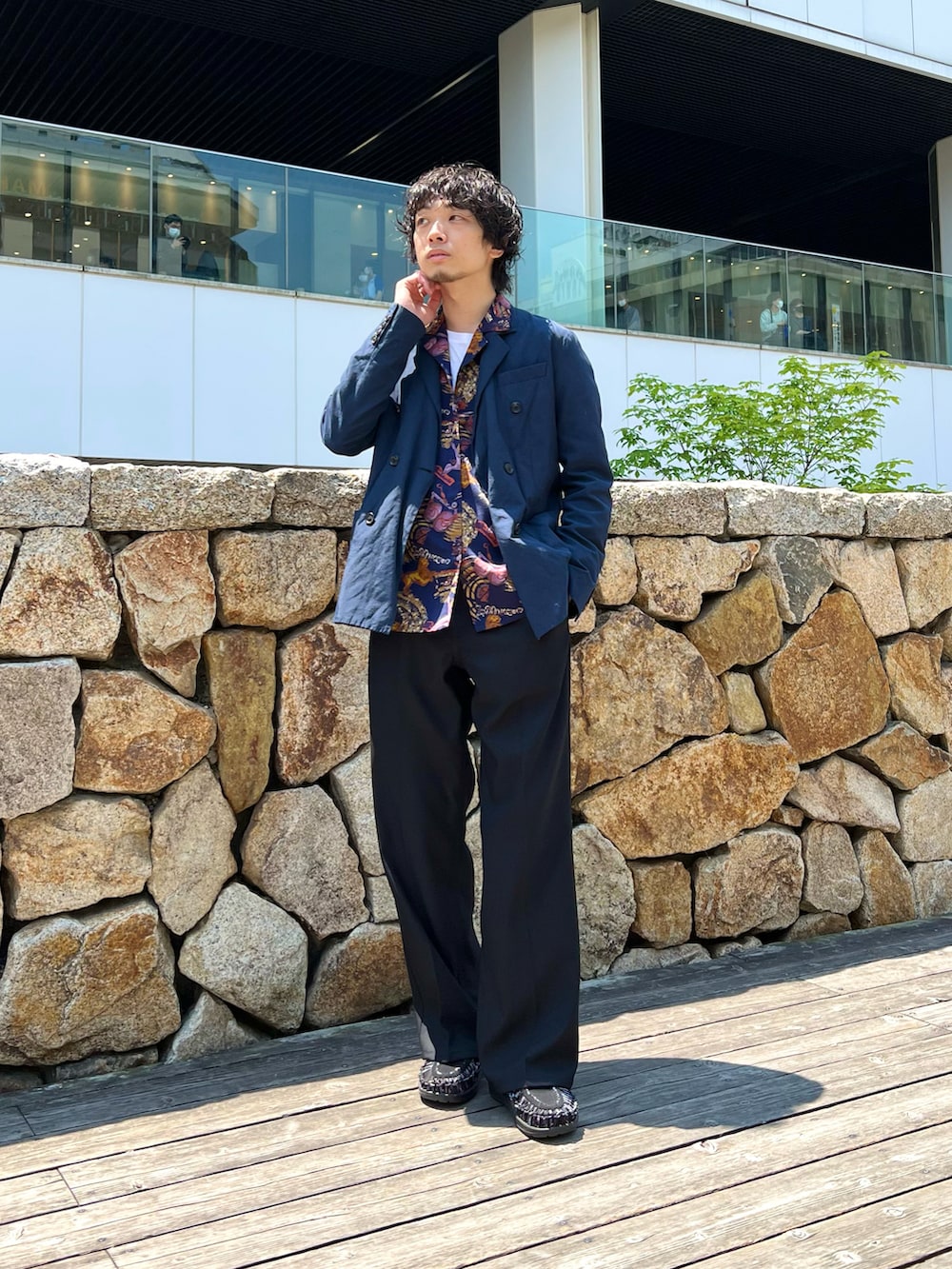 ブルー系のテーラードジャケット、その他のシャツ/ブラウス、ブラック系のその他パンツを着用したメンズの春コーディネートの2枚目の写真