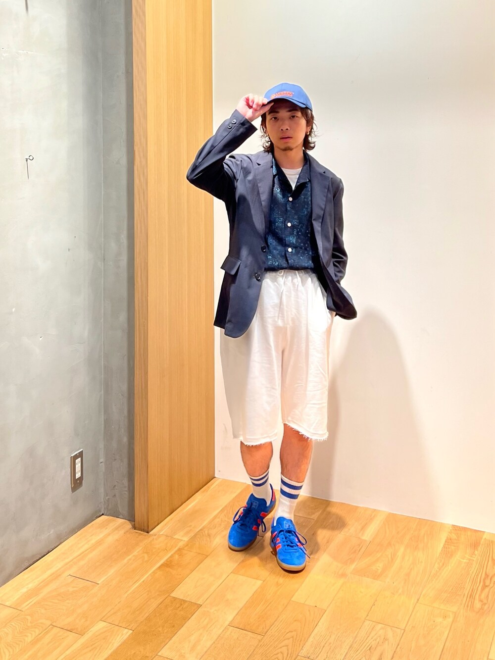 「プチプラ、きれいめカジュアル、フェスコーデ、夏だ！Tシャツ着よう！、さらっと晴れやかスナップ、レイヤードスタイル、夏コーデ、ハーフパンツ、スポーツミックス、シャツスタイル、ジャケットスタイル、淡色コーデ、シアートップス、お出かけコーデ、スニーカー」｜「URBAN RESEARCHの『UR TECH DRYLUXE』DRY LUXE 2B JACKET（その他アウター、ブルー系）」を使った、UR_SkmK.さん（メンズ・167cm）の夏コーディネートの2枚目の写真