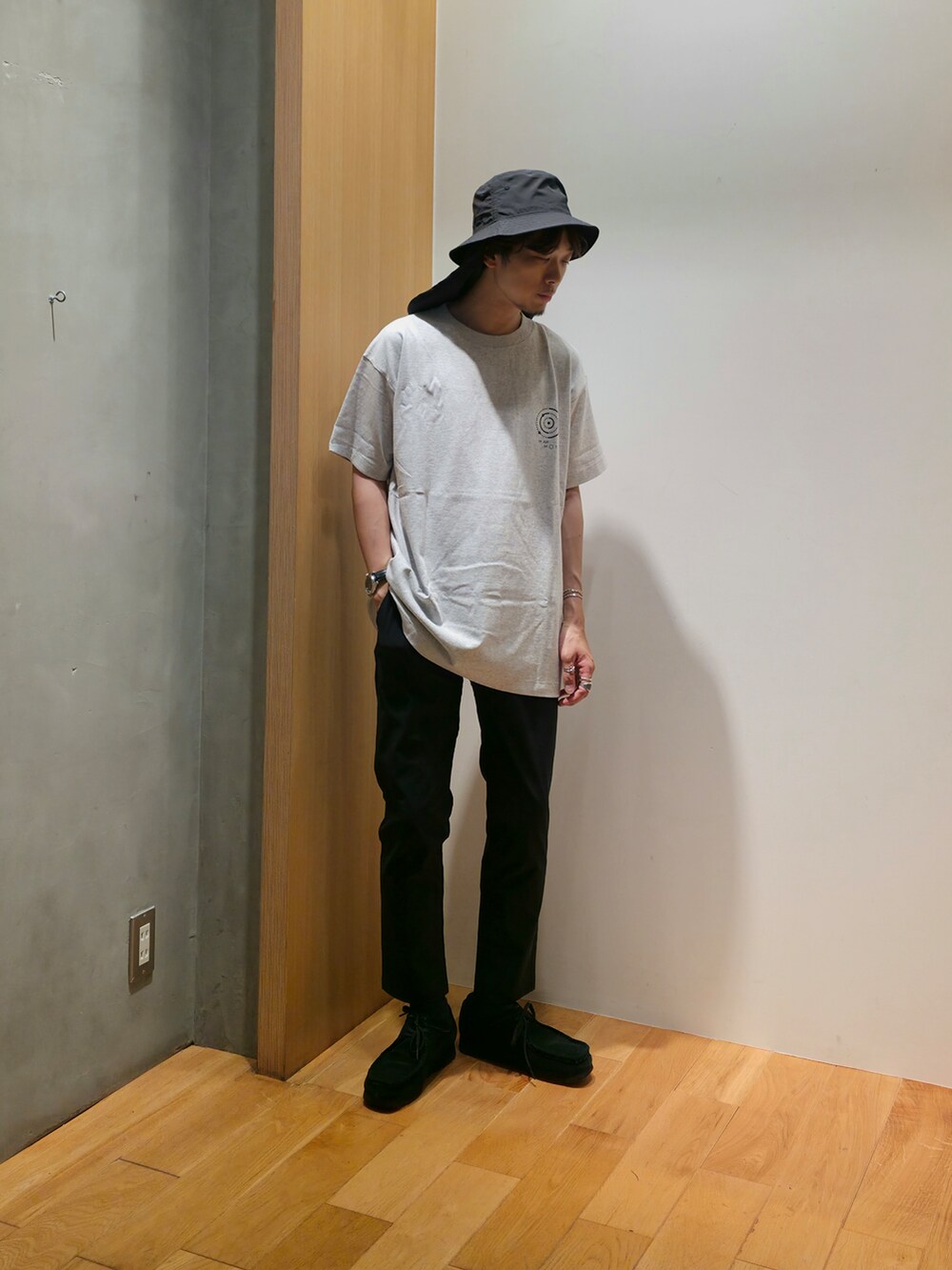 ブラック系のシャツ/ブラウス、グレー系のTシャツ/カットソー、ブラック系のその他パンツを着用したメンズの夏コーディネートの4枚目の写真