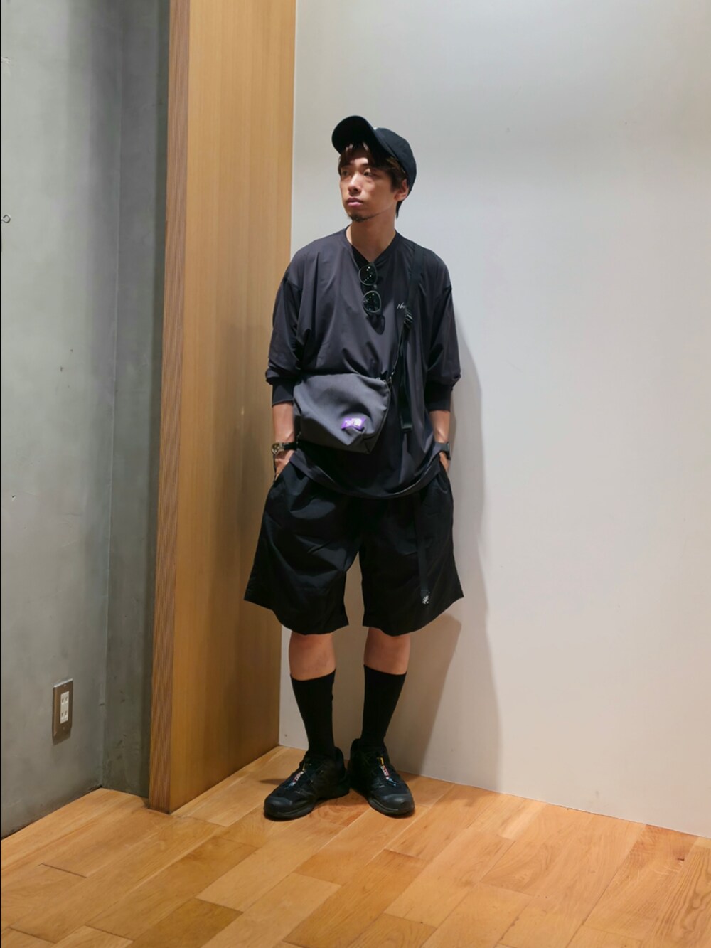 ブラック系のTシャツ/カットソー、ブラック系のその他パンツ、ブラック系のスニーカーを着用したメンズの夏コーディネートの4枚目の写真