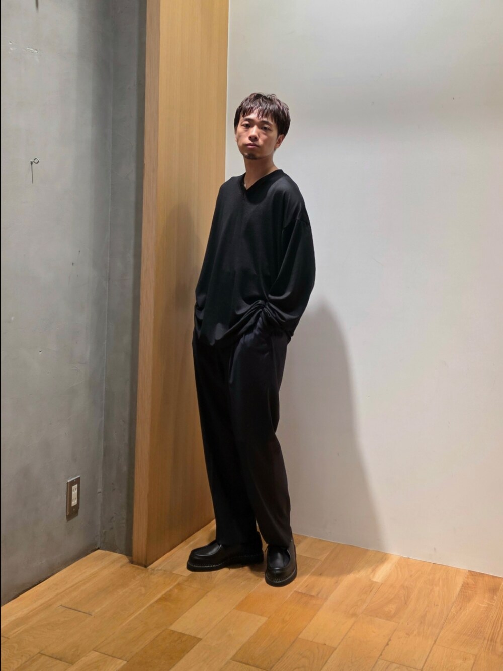 グリーン系のテーラードジャケット、ブラック系のニット/セーター、ブルー系のその他パンツを着用したメンズの秋コーディネートの4枚目の写真