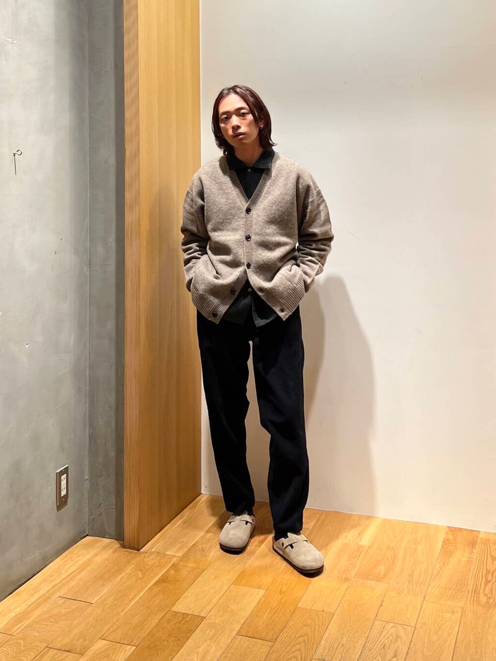 ブラック系のスラックス、グレー系のシャツ/ブラウス、ブラウン系のカーディガン/ボレロを着用したメンズの秋コーディネートの3枚目の写真