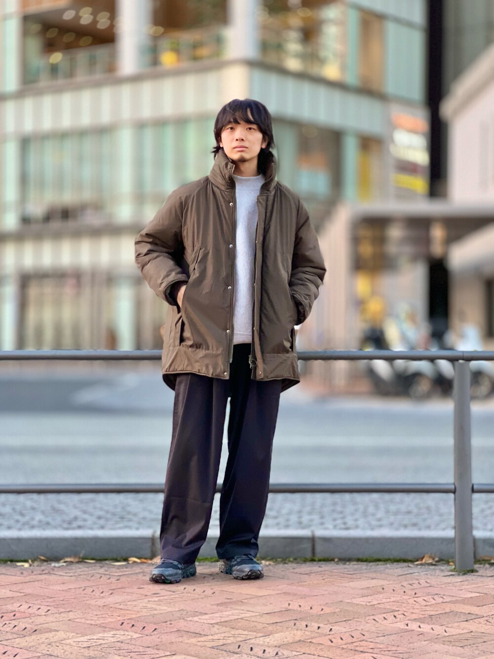 グリーン系のブルゾン、グレー系のスウェット、ブラック系のその他パンツを着用したメンズの秋コーディネートの2枚目の写真