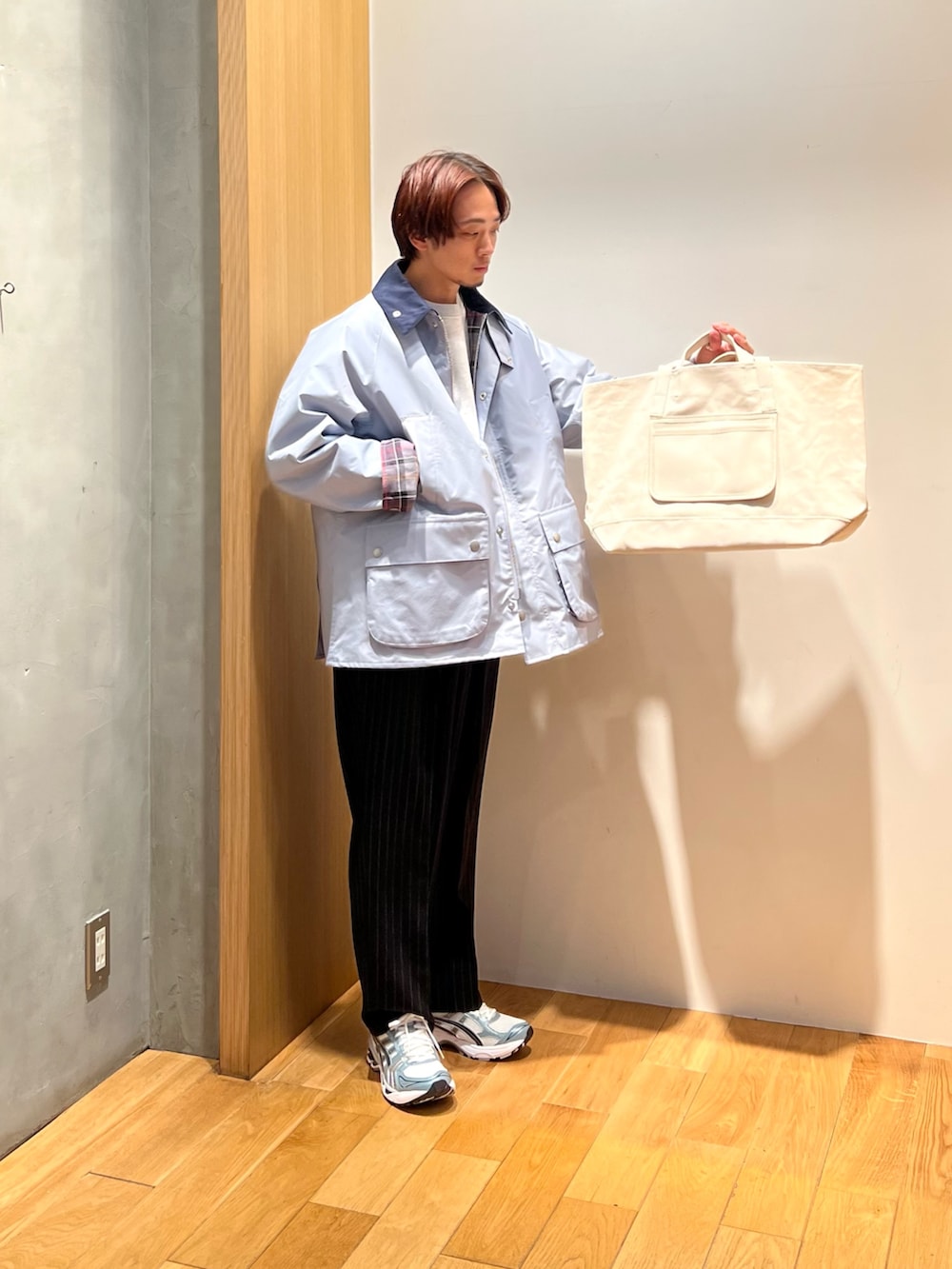 ブルー系のナイロンジャケット、グレー系のスウェット、その他のその他パンツを着用したメンズの冬コーディネートの2枚目の写真