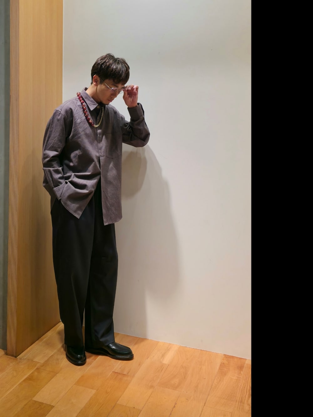 グレー系のシャツ/ブラウス、グレー系のその他パンツ、ブラック系のドレスシューズを着用したメンズの秋コーディネートの4枚目の写真