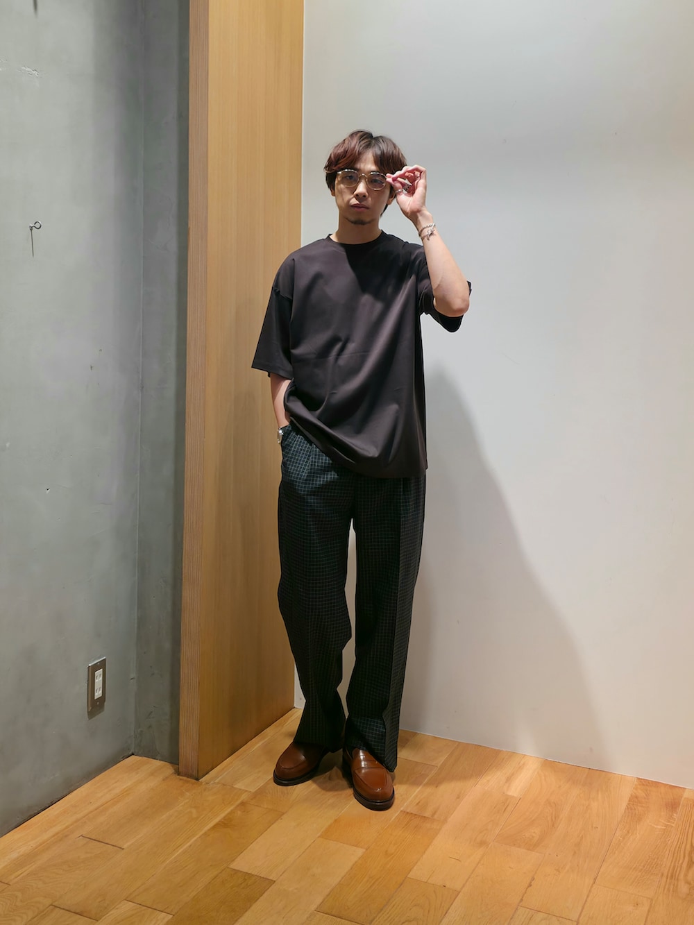 ホワイト系のシャツ/ブラウス、グレー系のTシャツ/カットソー、ブラック系のその他パンツを着用したメンズの夏コーディネートの4枚目の写真