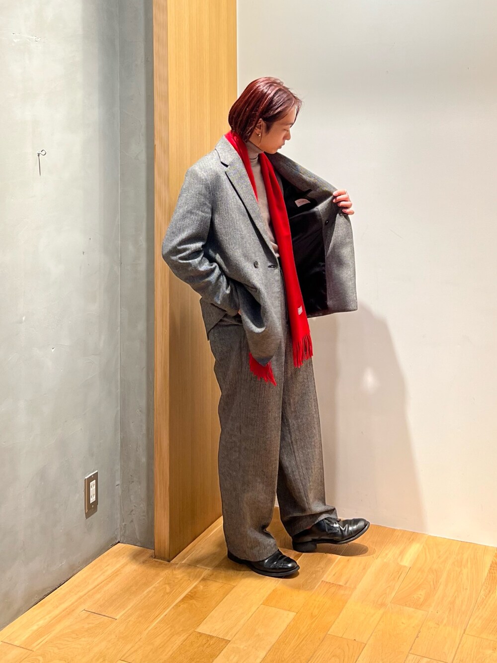 「レザー、ニット、セットアップ、淡色コーデ、チェック、冬コーデ、きれいめカジュアル、お出かけコーデ、スラックス、冬アウター、タートルネック、モノトーン、マフラー、テーラードジャケット、レイヤードスタイル」｜「URBAN RESEARCHの『セットアップ対応』ヘリンボーンセミダブルジャケット（セットアップ、グレー系）」を使った、UR_SkmK.さん（メンズ・167cm）の秋コーディネートの2枚目の写真