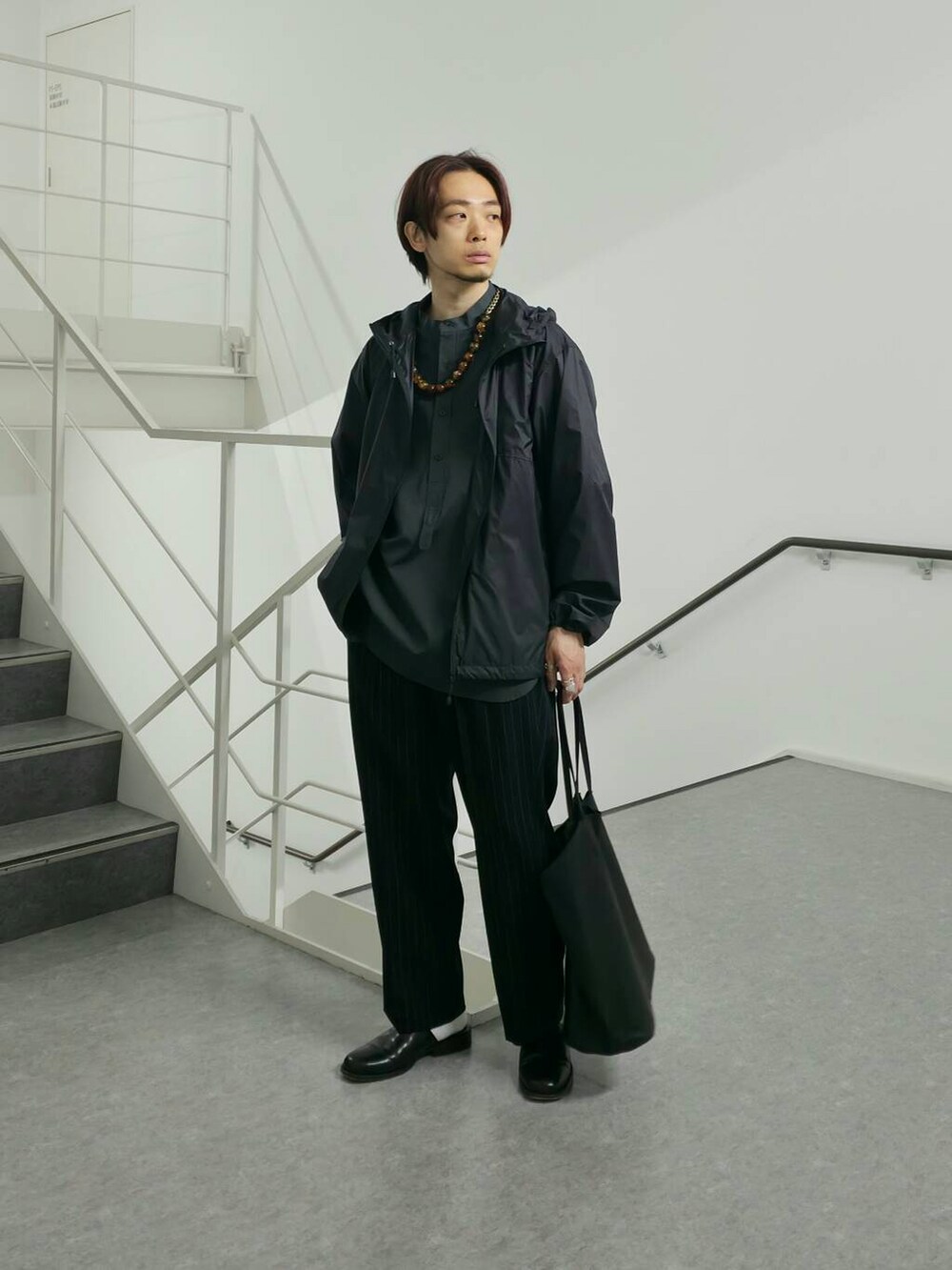 「大人カジュアル、ワイドパンツ、カジュアル、スラックス、モノトーン、ストリート、ゆるコーデ、オーバーサイズ、別注、デートコーデ、アウター、バッグ、きれいめカジュアル、ラフ、カジュアルコーデ」|「URBAN RESEARCHのnew basic 冷感COOL Tシャツ(Tシャツ/カットソー、ホワイト系)」を使った、UR_SkmK.さん(メンズ・167cm)の春コーディネートの2枚目の写真