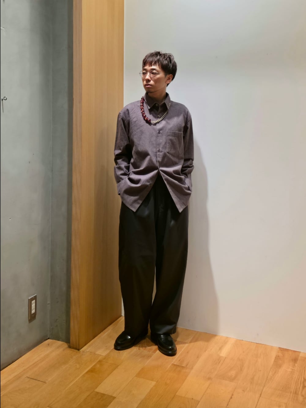 グレー系のシャツ/ブラウス、グレー系のその他パンツ、ブラック系のドレスシューズを着用したメンズの秋コーディネートの3枚目の写真