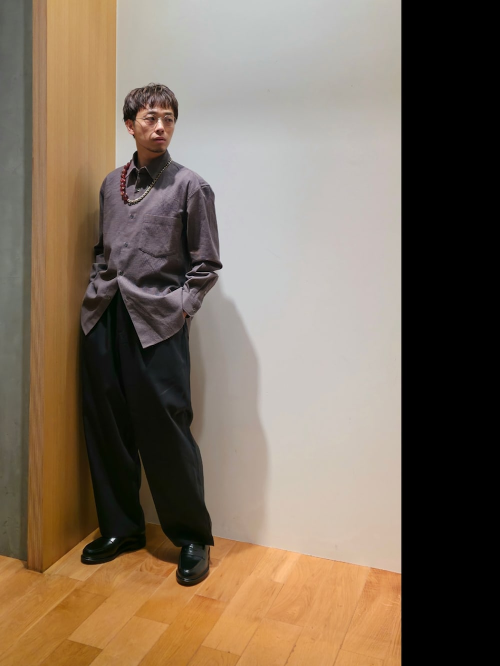 グレー系のシャツ/ブラウス、グレー系のその他パンツ、ブラック系のドレスシューズを着用したメンズの秋コーディネートの2枚目の写真