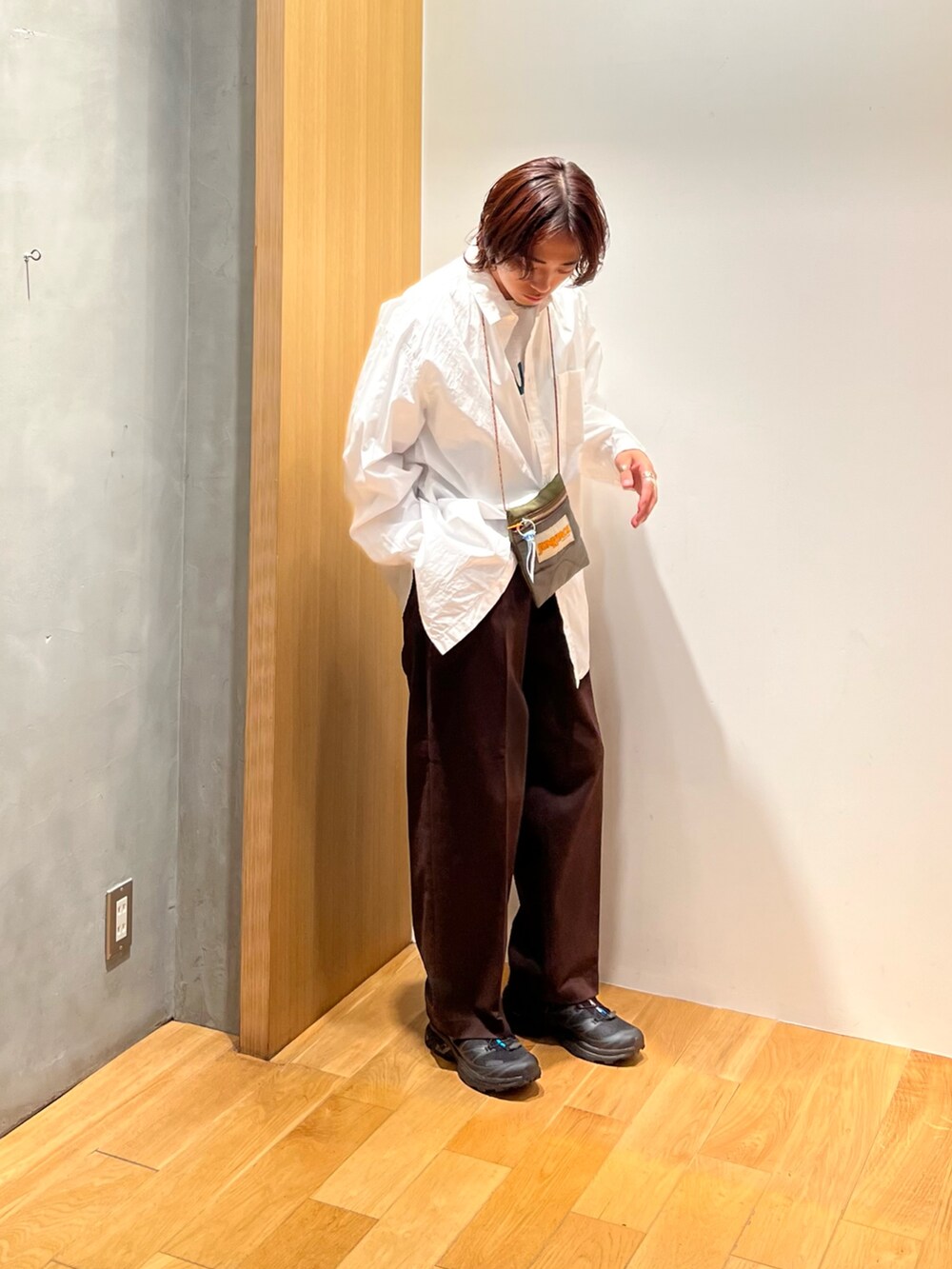 ホワイト系のシャツ/ブラウス、ブラウン系のその他パンツ、ブラック系のスニーカーを着用したメンズの夏コーディネートの2枚目の写真