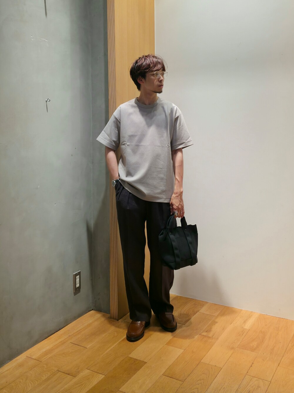 レッド系のシャツ/ブラウス、グレー系のTシャツ/カットソー、ブラック系のその他パンツを着用したメンズの夏コーディネートの4枚目の写真