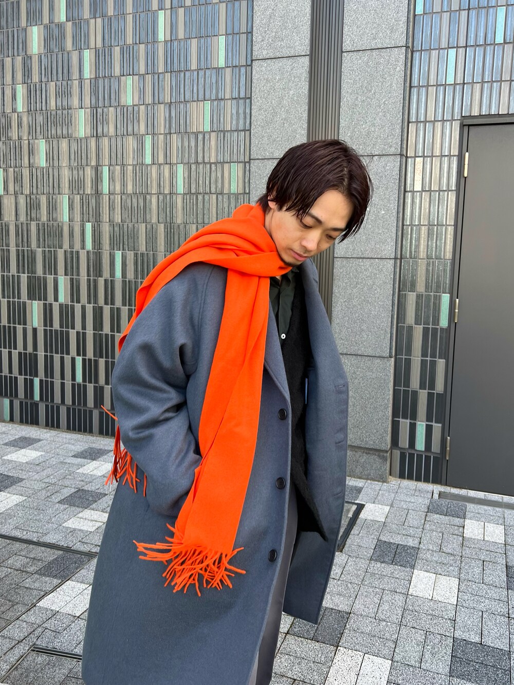 ブルー系のチェスターコート、ブラック系のカーディガン/ボレロ、グリーン系のシャツ/ブラウスを着用したメンズの冬コーディネートの3枚目の写真