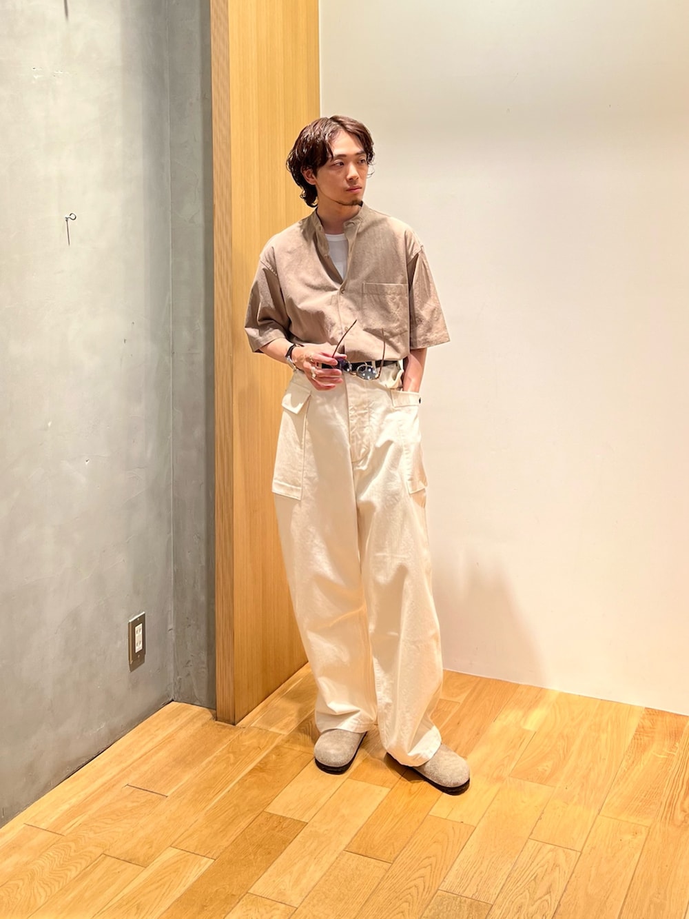 ブラウン系のシャツ/ブラウス、ホワイト系のTシャツ/カットソー、ホワイト系のその他パンツを着用したメンズの春コーディネートの2枚目の写真