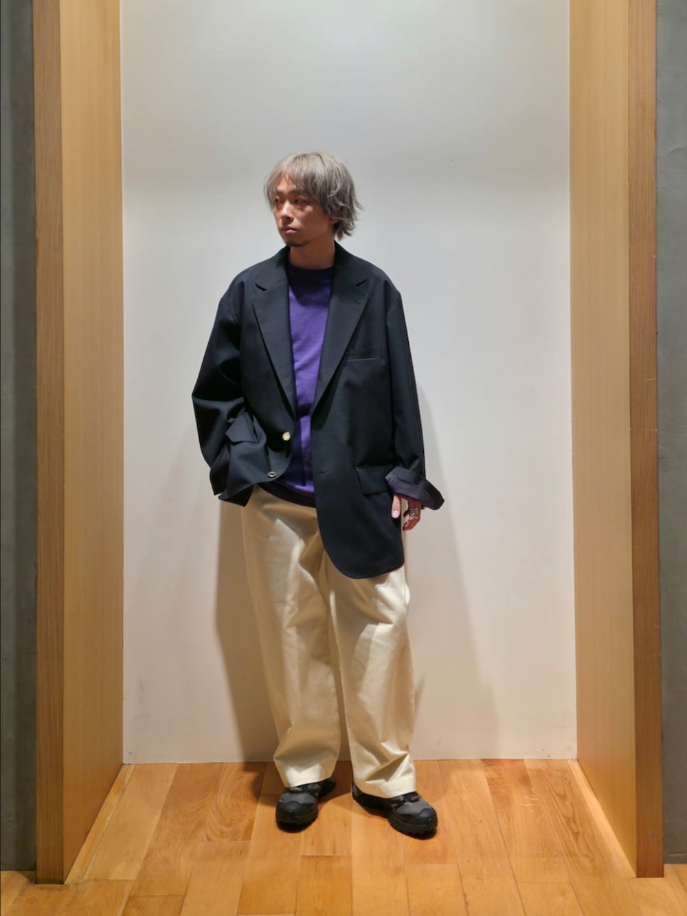 ブルー系のテーラードジャケット、パープル系のTシャツ/カットソー、ホワイト系のその他パンツを着用したメンズの夏コーディネートの3枚目の写真