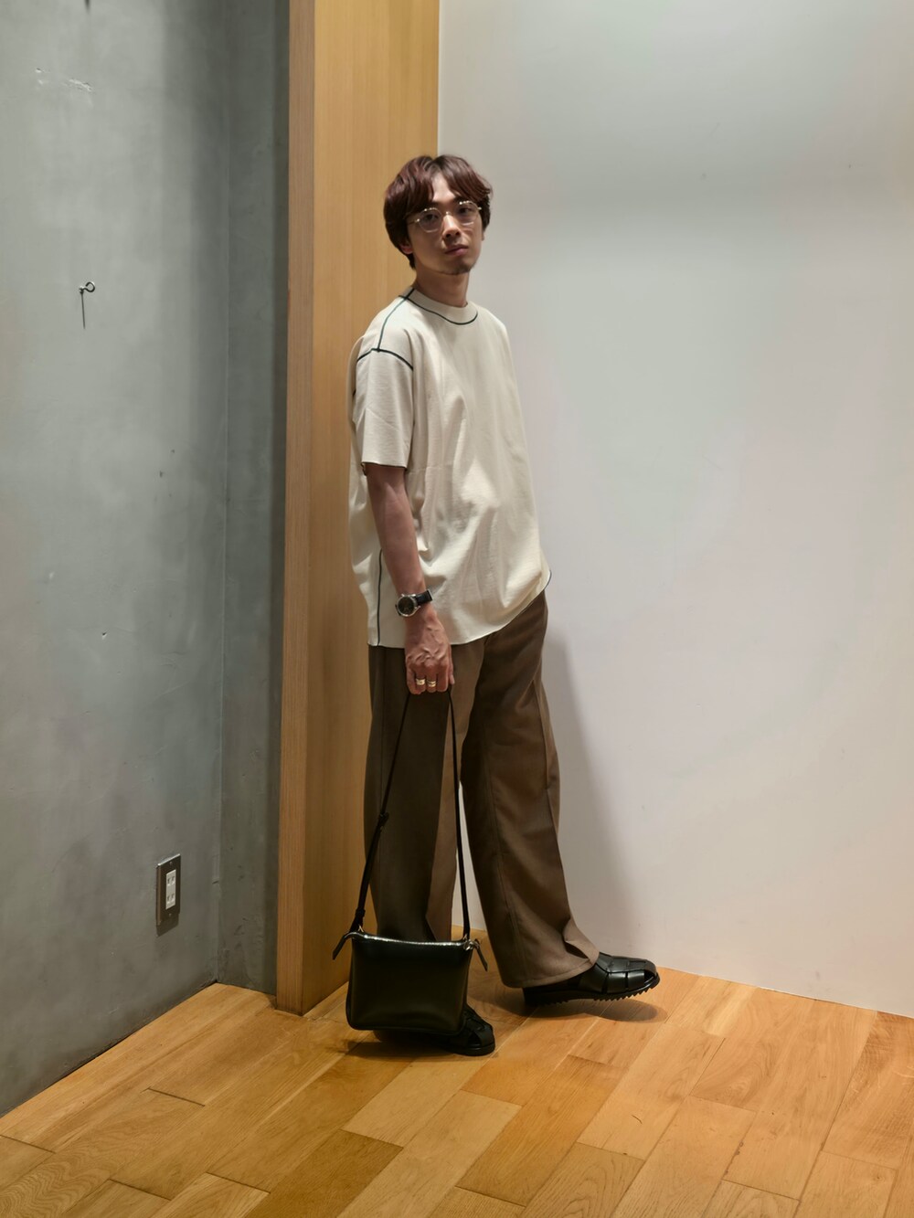 ホワイト系のTシャツ/カットソー、ブラウン系のその他パンツ、ブラック系のサンダルを着用したメンズの夏コーディネートの3枚目の写真