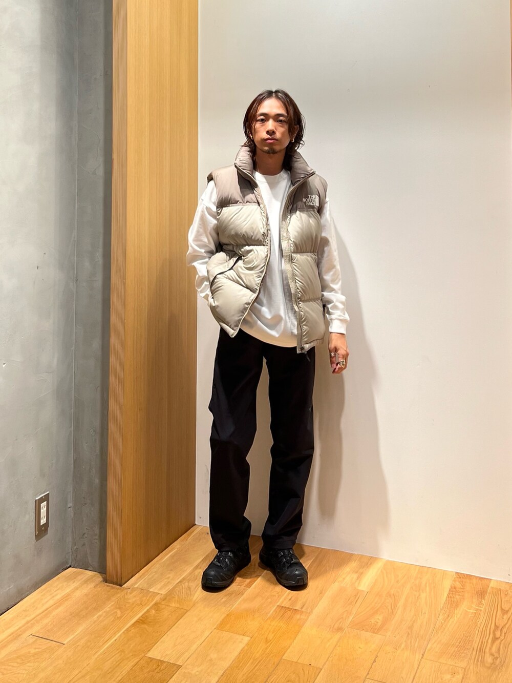 「アウトドアスタイル、モノトーン、秋コーデ、冬コーデ、淡色コーデ、ロンT、休日スタイル、スポーツミックス、ベスト、ダウンベスト、THE NORTH FACE、スニーカー、SALOMON、レイヤードスタイル、大人カジュアル」｜「THE NORTH FACEのTHE NORTH FACE　Nuptse Vest（ダウンベスト、グレー系）」を使った、UR_SkmK.さん（メンズ・167cm）の秋コーディネートの2枚目の写真