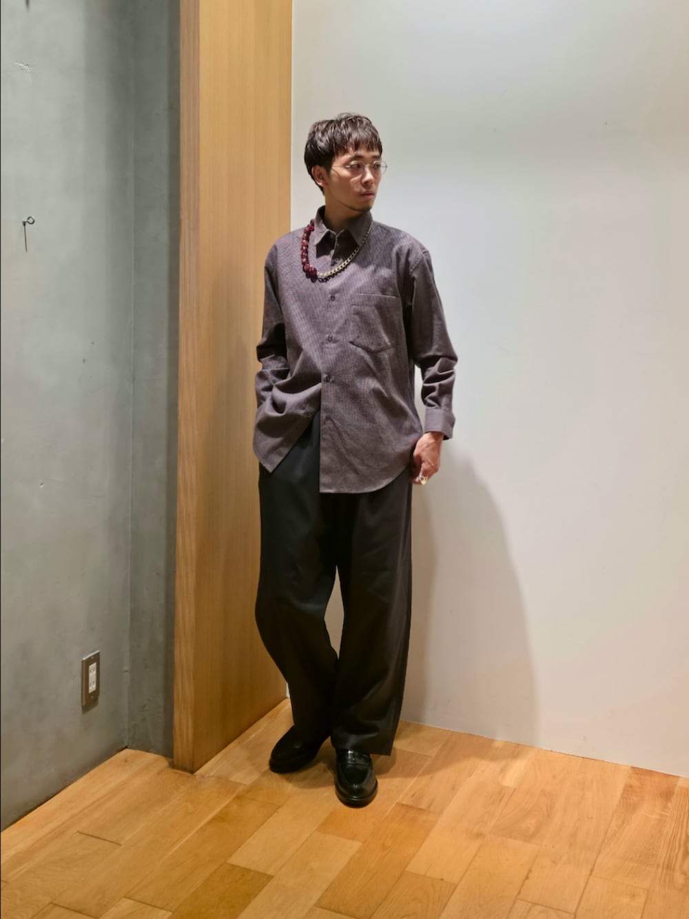 グレー系のシャツ/ブラウス、グレー系のその他パンツ、ブラック系のドレスシューズを着用したメンズの秋コーディネートの6枚目の写真