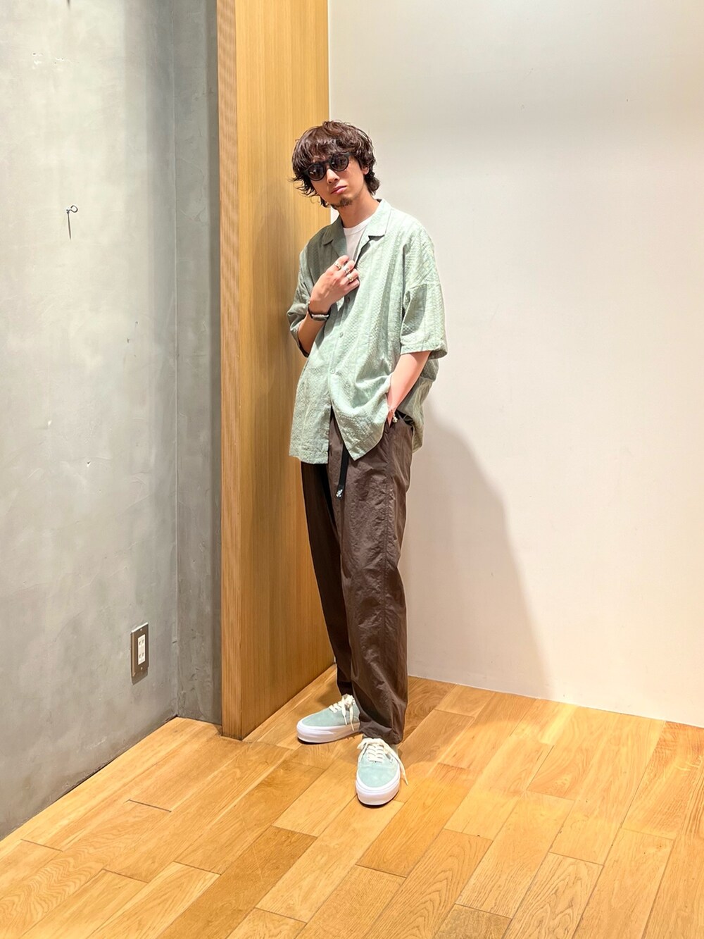 グリーン系のシャツ/ブラウス、ホワイト系のTシャツ/カットソー、ブラウン系のその他パンツを着用したメンズの春コーディネートの4枚目の写真