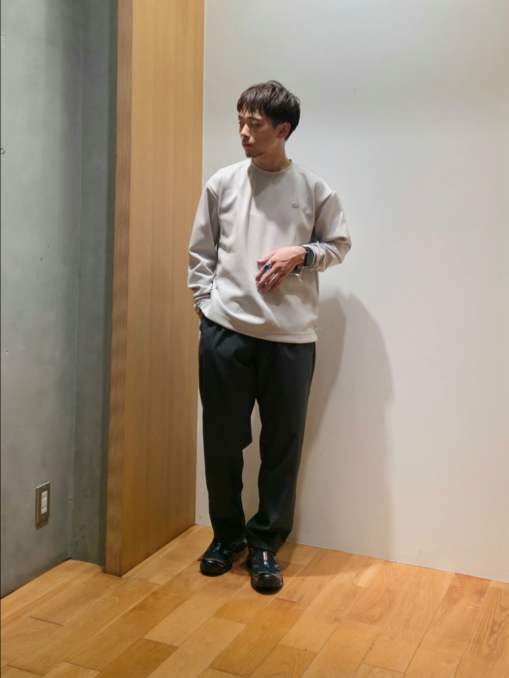 ホワイト系のTシャツ/カットソー、ブラック系のスニーカー、ブラック系のショルダーバッグを着用したメンズの秋コーディネートの6枚目の写真